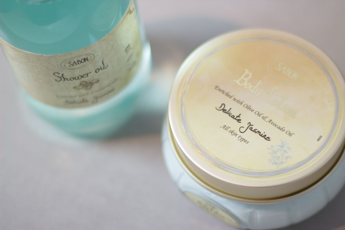 Produits Sabon au Jasmin posés dans salle de bain