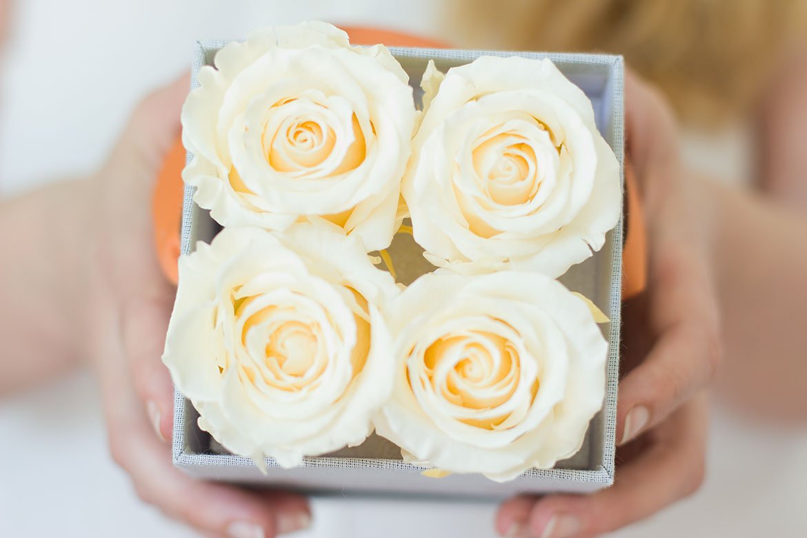 cadeau Roses blanches éternelles tendu dans écrin gris chiné