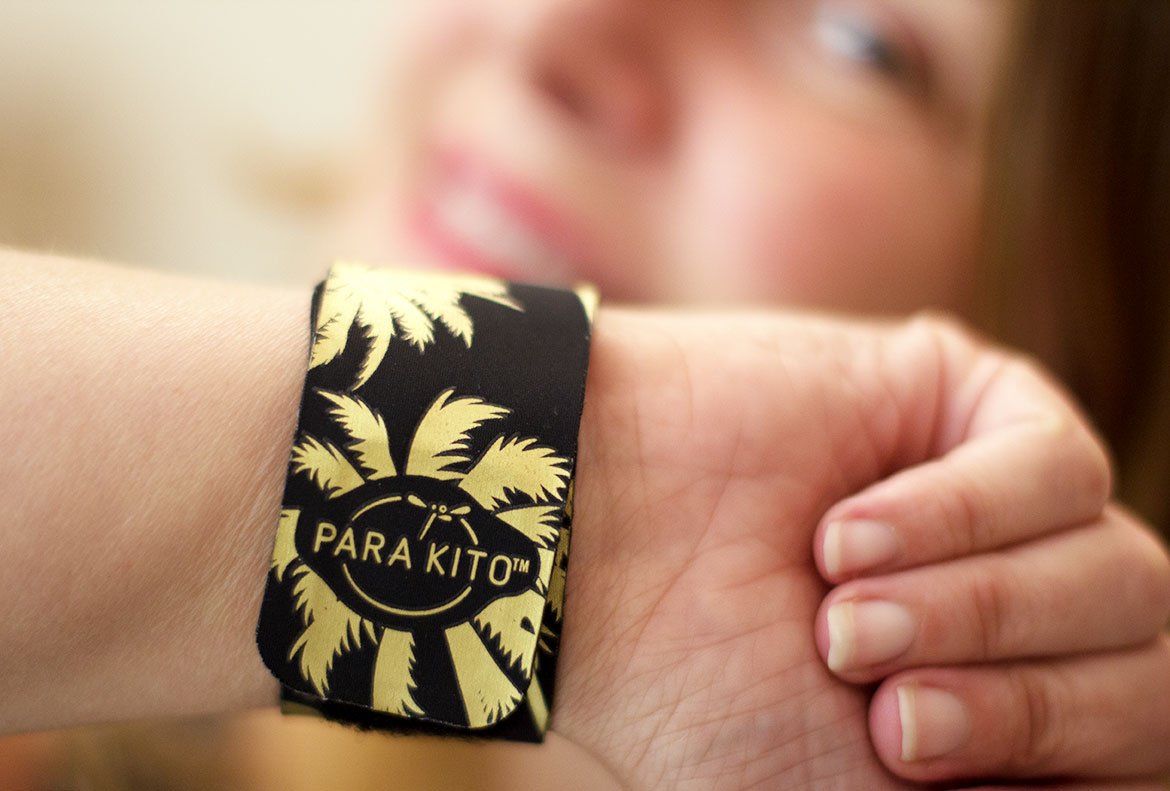 Bracelet Anti-moustiques Parakito au poignet d'une femme