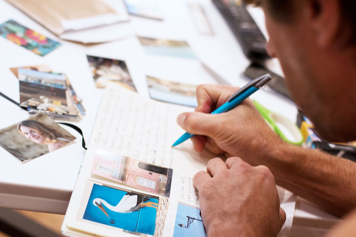 Homme qui écrit dans Carnet de voyage 